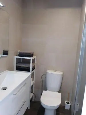 Un baño de Pis pràctic i agradable sobre la Marina Palamós