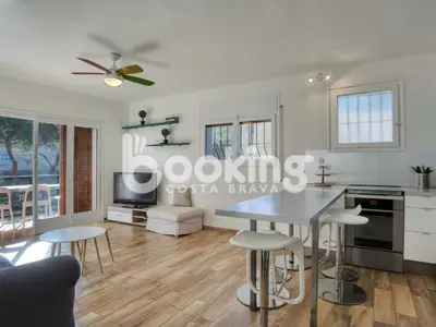 Una cocina o zona de cocina en Mar bella Apartament a dos minuts de la platja amb wifi i parking per 6 persones