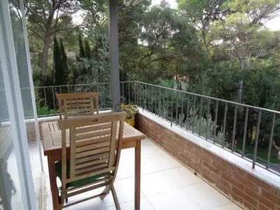 Un balcón o terraza de Precioso apartamento con piscina en Tamariu
