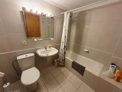 Un baño de Precioso apartamento con piscina en Tamariu
