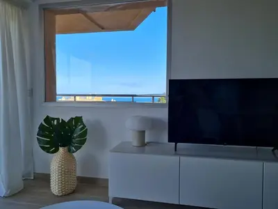Una televisión o centro de entretenimiento en S'Agaró Apartment with sea views and pool