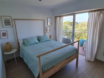 Cama o camas de una habitación en S'Agaró Apartment with sea views and pool
