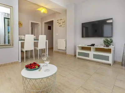 Una televisión o centro de entretenimiento en Apartment Mitsu by Interhome