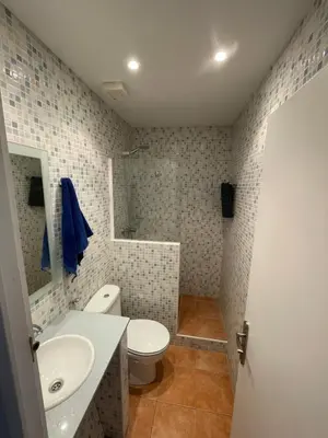 Un baño de NIU DEL FAR