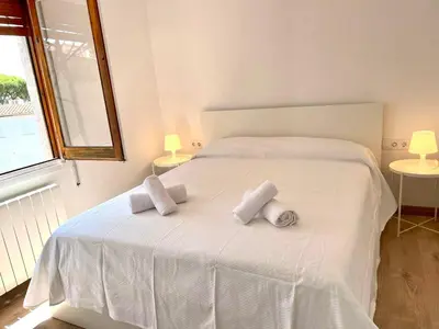 Cama o camas de una habitación en Modern apartment with parking 2 min from the beach