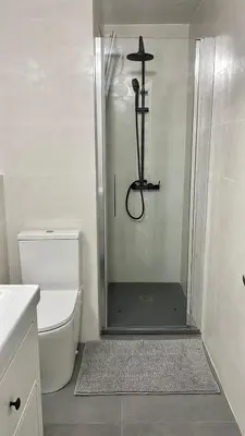 Un baño de Modern apartment with parking 2 min from the beach