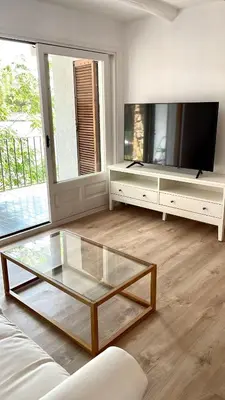 Una televisión o centro de entretenimiento en Modern apartment with parking 2 min from the beach