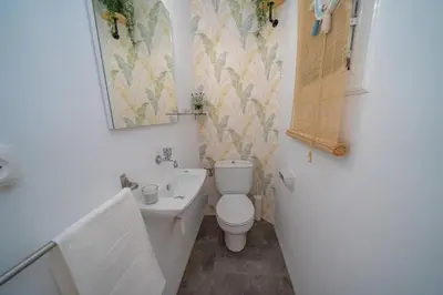 Un baño de HomeHolidaysRentals Eiffel - Costa Barcelona