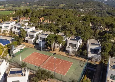 Instalaciones para jugar a tenis o squash en VILLA BRASIL o alrededores