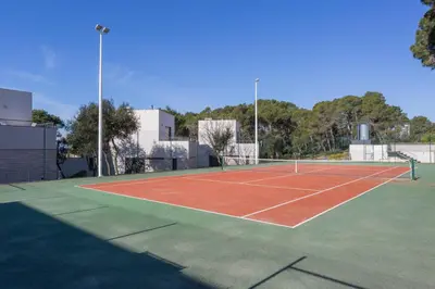 Instalaciones para jugar a tenis o squash en VILLA BRASIL o alrededores