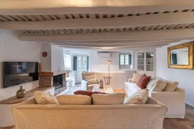 Zona de estar de CASA EL MOLI DE CAN BURJATS con piscina y chimenea