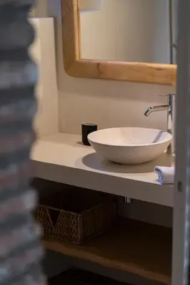 Un baño de CASA EL MOLI DE CAN BURJATS con piscina y chimenea