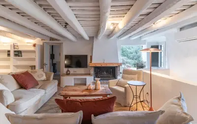 Una televisión o centro de entretenimiento en CASA EL MOLI DE CAN BURJATS con piscina y chimenea