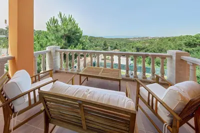 Un balcón o terraza de VILLA ROSES with swimming pool & mountain view