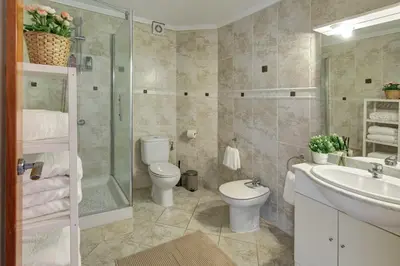 Un baño de VILLA ROSES with swimming pool & mountain view
