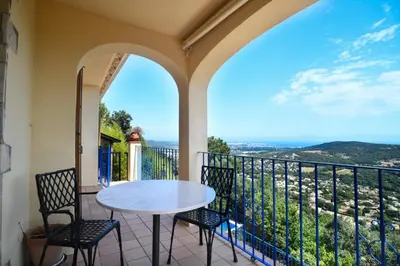 Un balcón o terraza de VILLA MARIA with swimming pool & sea view