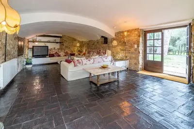 Una cocina o zona de cocina en Masia Marco Grupos Grandes Piscina Barbacoa Aire Acondicionado