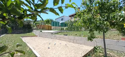 Jardín al aire libre en Villa Blanca 10 minutos de la Playa Costa Brava