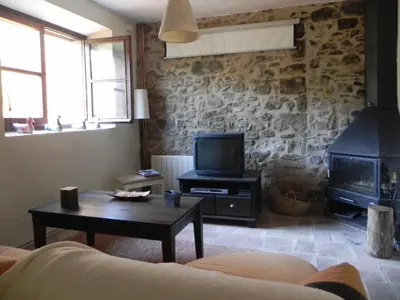 Una televisión o centro de entretenimiento en BAIX EMPORDÀ. Increíble casa en pueblo medieval