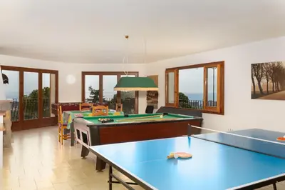 Instalaciones para jugar al ping pong en Hauzify I Casa Suredes o alrededores