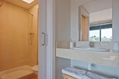 Un baño de Precioso apartamento en Begur al lado de la playa Racó de Pals