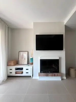 Una televisión o centro de entretenimiento en La Calma Home