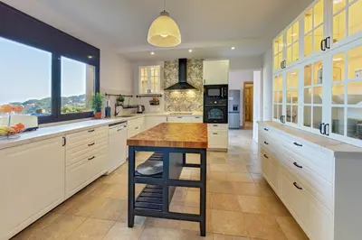 Una cocina o zona de cocina en VILLA LA CALA with swimming pool & sea view, 10 min walk from the sea