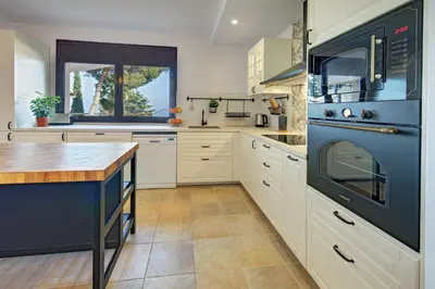 Una cocina o zona de cocina en VILLA LA CALA with swimming pool & sea view, 10 min walk from the sea