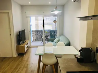 Una televisión o centro de entretenimiento en Apartamento a 50 mts playa con piscina en Blanes muy céntrico y acogedor.