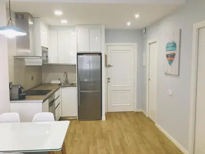 Una cocina o zona de cocina en Apartamento a 50 mts playa con piscina en Blanes muy céntrico y acogedor.