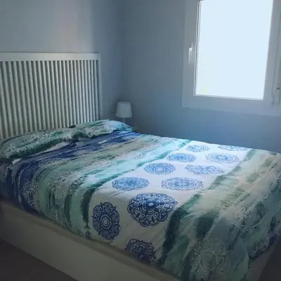 Cama o camas de una habitación en Apartamento a 50 mts playa con piscina en Blanes muy céntrico y acogedor.