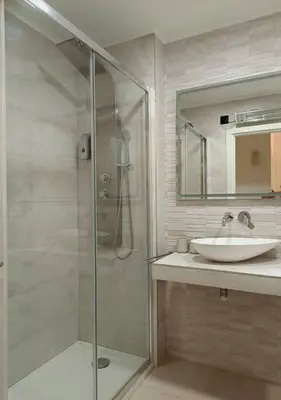 Un baño de Elegante apt. p/4 pax a 1 min de la Playa con WiFI