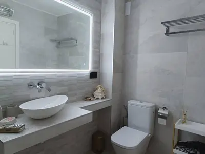 Un baño de Elegante apt. p/4 pax a 1 min de la Playa con WiFI