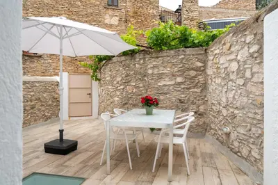 Un patio o zona al aire libre en Alta House Apartments 3 Calas