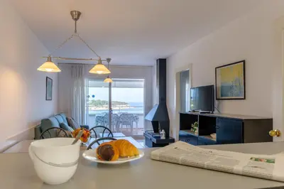 Una televisión o centro de entretenimiento en Bravissimo Estel A8 Penthouse S'Agaró