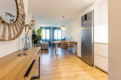 Una televisión o centro de entretenimiento en Bravissimo Tarlà, 2-bedroom apartment