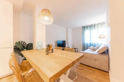 Una televisión o centro de entretenimiento en Bravissimo Sirenes, 2-bedroom apartment