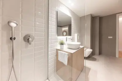 Un baño de Bravissimo Falcó, 3 bedrooms and balcony