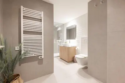 Un baño de Bravissimo Falcó, 3 bedrooms and balcony