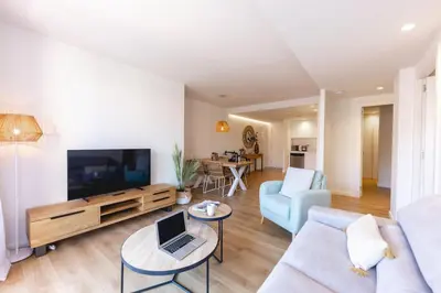 Una televisión o centro de entretenimiento en Bravissimo Domènica, 2 bedrooms and balcony
