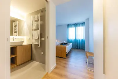 Un baño de Bravissimo Domènica, 2 bedrooms and balcony