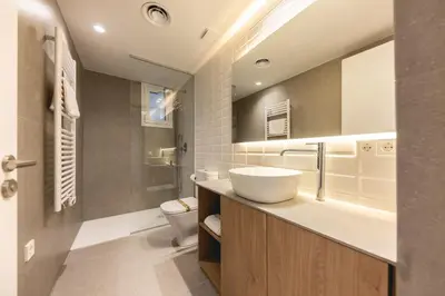 Un baño de Bravissimo Domènica, 2 bedrooms and balcony