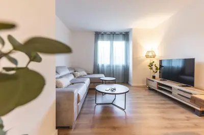 Una televisión o centro de entretenimiento en Bravissimo Afra, 2-bedroom apartment