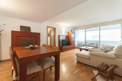 Una televisión o centro de entretenimiento en Lets Holidays EXCELLENT APARTMENT NEXT BEACH 7