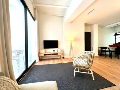 Una televisión o centro de entretenimiento en Hauzify I Apartaments Sant Pau