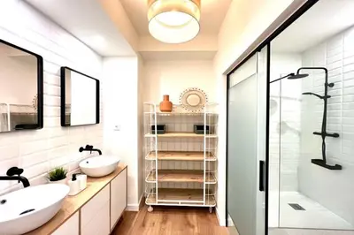 Un baño de Hauzify I Apartaments Sant Pau
