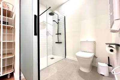 Un baño de Hauzify I Apartaments Sant Pau