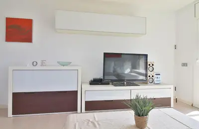 Una televisión o centro de entretenimiento en Apartamento esquinero en Palamós