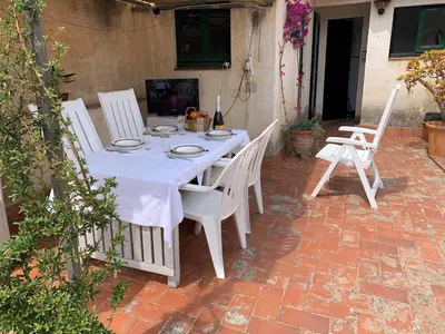 Una televisión o centro de entretenimiento en NOTARIA-Apartamento y Estudio en casco antiguo, al lado de playa, Rambla y Monasterio, con acceso a terraza ajardinada