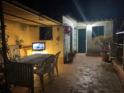 Una televisión o centro de entretenimiento en NOTARIA-Apartamento y Estudio en casco antiguo, al lado de playa, Rambla y Monasterio, con acceso a terraza ajardinada